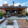 Terrasse de toit contemporaine : salon dehors, salle à manger, bar et verdure luxuriante