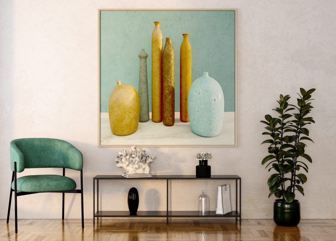 Chaise verte, console métallique, plantes, décor céramique et un grand tableau avec vases colorés