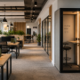 Aménagement bureau open space moderne avec bureaux partagés, cabines téléphoniques privées et plantes