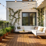 Canapé d'angle, fauteuil suspendu en osier, plantes, guirlandes lumineuses et table basse dans une terrasse en bois