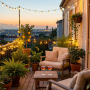 Déco terrasse appartement incluant guirlandes lumineuses, plantes en pot et fauteuils
