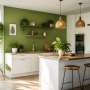Cuisine lumineuse : murs verts, îlots en bois avec chaises hautes, luminaires en osier et plantes