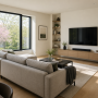 Salon lumineux aménagé avec meuble TV en bois, placé face au canapé, table basse, plantes et tapis