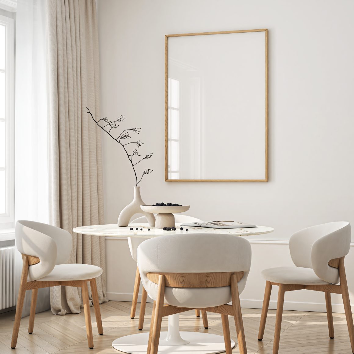 Salle à manger minimaliste aux tons neutres : table ronde blanche, chaises en bois et vase sculptural