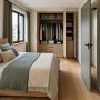 Chambre compacte aux tons neutres avec lit en bois et armoire ouverte organisée