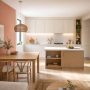 Cuisine ouverte avec mur terracotta, meubles blancs, îlot et table en bois clair