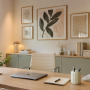 Déco bureau professionnel femme : mobilier en bois clair, plantes, lampes et cadres botaniques