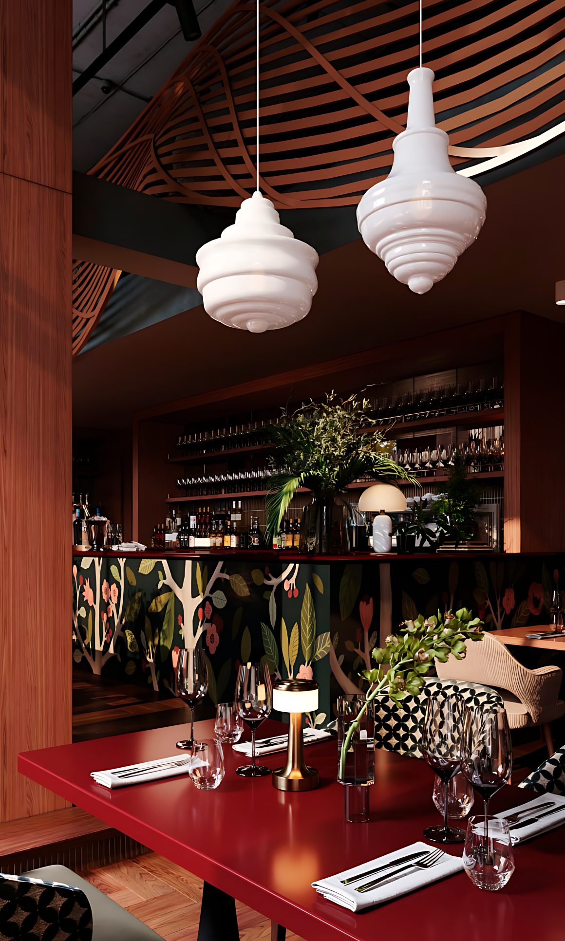 Restaurant incluant table rouge, luminaires blancs, bar décoré de motifs floraux et verdure luxuriante