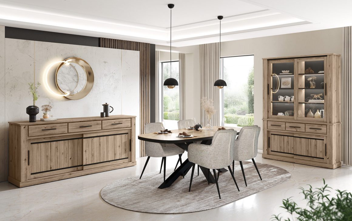 Salle à manger : table ovale, chaises rembourrées, buffet et vaisselier en bois et luminaires suspendus