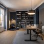 Bureau avec mobilier gris et noir, bibliothèque remplie, panneau acoustique mural et grande fenêtre avec rideaux