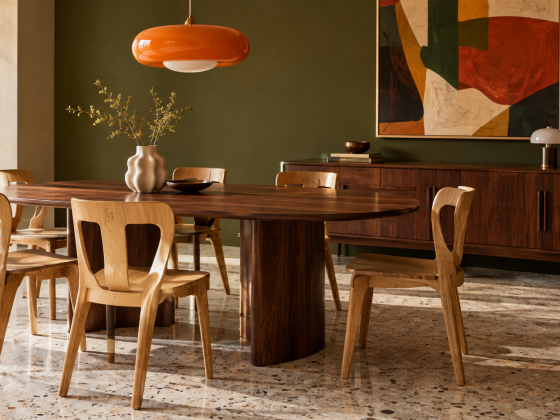 Séjour aux tons verts doté d'une table ovale et de sièges clairs