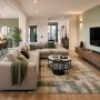 Grand salon lumineux avec une distance entre TV et canapé adaptée pour le visionnage