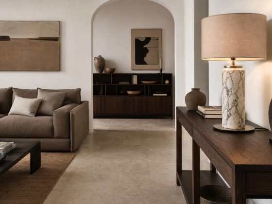 Intérieur épuré aux tons neutres avec un modèle posé sur console marbrée