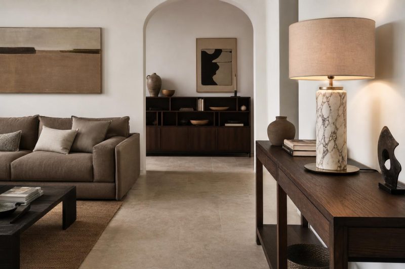 Intérieur épuré aux tons neutres avec un modèle posé sur console marbrée