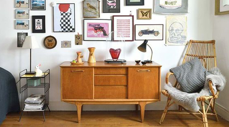 deco-vintage-avec-meubles-antiques-et-une-decoration-murale-par-des-cadres